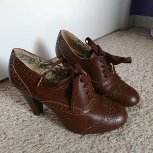 American Eagle Oxford Brown Heels